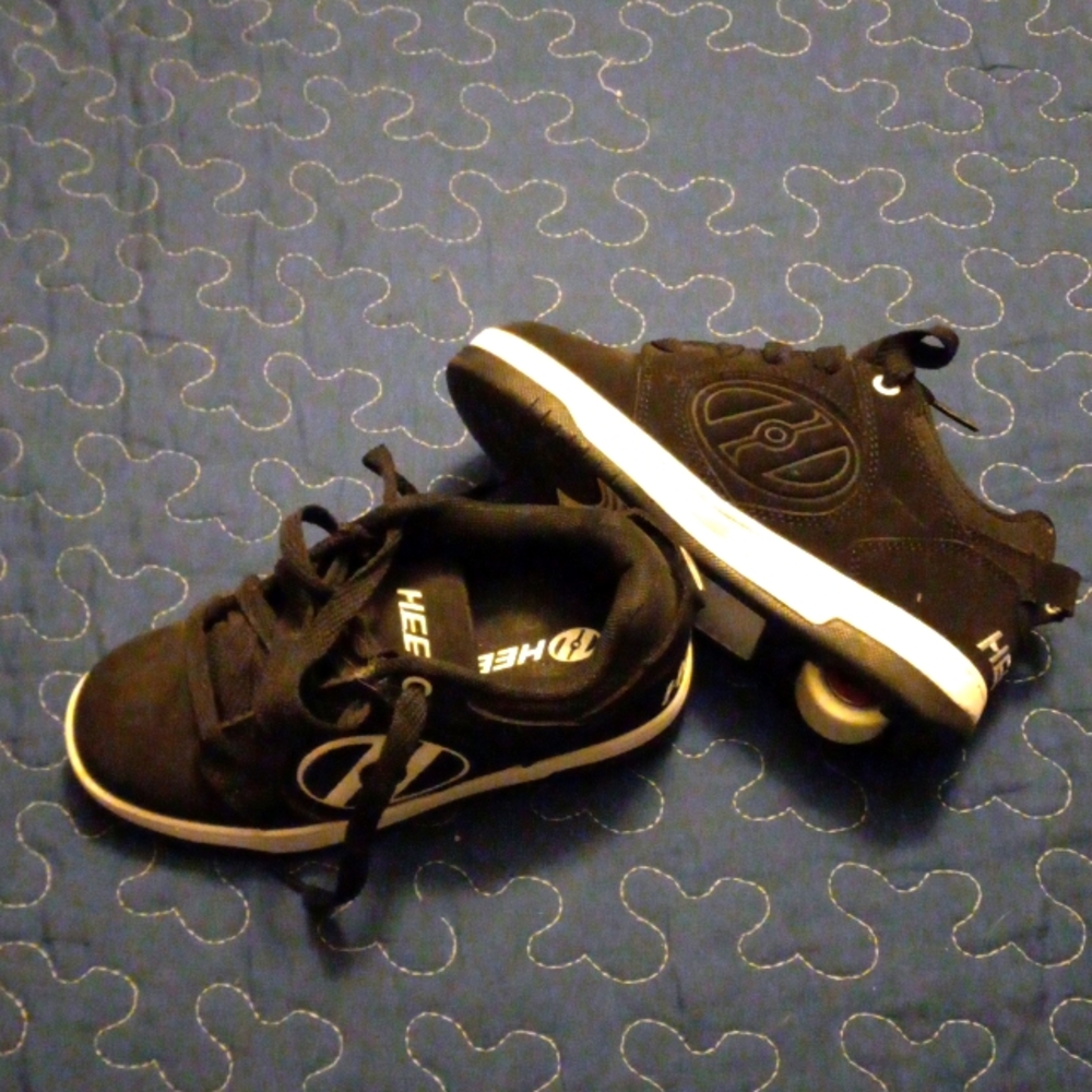 Size 13 Heelys kids put them on once never used